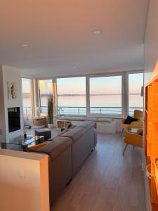 a living room with a couch and a television at Floating-Haus Meerferien in Bitterfeld