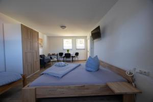 a bedroom with a bed and a living room at Ferienpark Buntspecht in Pruchten