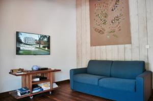 a living room with a blue couch and a table at Villa Wodyétia in Quartier Ravine