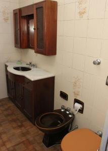 a bathroom with a toilet and a sink at Mamma's Hostel e Pousada in Caxias do Sul +12 photos