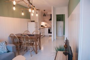 a kitchen and dining room with a table and chairs at Mar de Louro in Muros