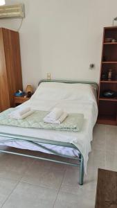 a bed with two towels on it in a room at Villa Flash in Eantio