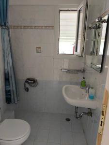 a bathroom with a toilet and a sink at Villa Flash in Eantio
