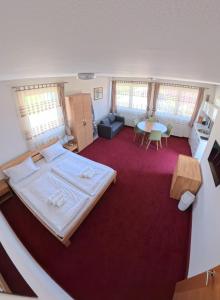 Draufsicht auf ein Schlafzimmer mit Bett und Tisch in der Unterkunft Nihad B&B in Visoko