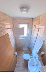 ein Badezimmer mit Toilette, Dusche und Waschbecken in der Unterkunft Nihad B&B in Visoko