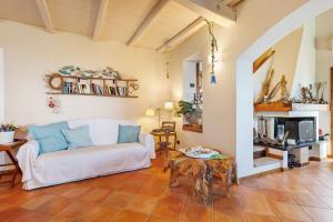 a living room with a couch and a table at Paradiso San Giacomo in Cogorno