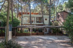 a house in the middle of the forest at Terrazas del Bosque Aparts in Mar de las Pampas