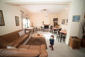 una niñita parada en una sala de estar en Hotel Galaxias, en Kato Loutraki 36 fotos más