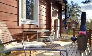 a porch of a house with chairs and a window at PUTTITIE 4A in Tahkovuori +12 photos
