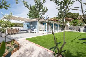 a backyard with a lawn and a house at Nautical Toroni Rooms in Toroni