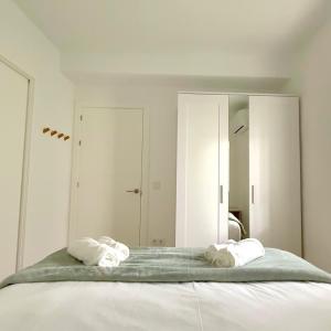 a bedroom with a bed with towels on it at Azahar Home Sevilla in Seville