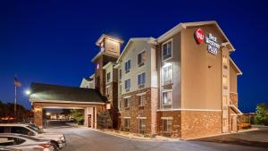 een hotel met een auto voor de deur bij Best Western Plus Gateway Inn & Suites - Aurora in Aurora