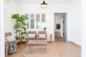 a living room with a couch and a table at Chalet Queen Venecia Sunrise in Campoamor