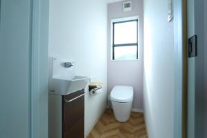 ein Badezimmer mit Toilette, Waschbecken und Fenster in der Unterkunft Re AERU in Minamiboso + 27 Fotos
