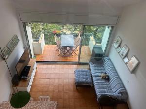 ein Wohnzimmer mit Sofa und Tisch in der Unterkunft Mas Mato, 25, 3B in Begur