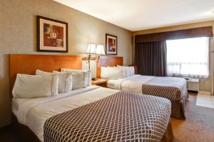 Voodi või voodid majutusasutuse Ramada by Wyndham Ponoka toas