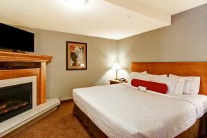 Voodi või voodid majutusasutuse Ramada by Wyndham Ponoka toas