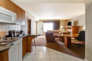 Köök või kööginurk majutusasutuses Ramada by Wyndham Ponoka