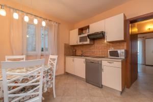 Kuchyň nebo kuchyňský kout v ubytování Villa Bakica