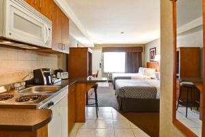 Voodi või voodid majutusasutuse Ramada by Wyndham Ponoka toas