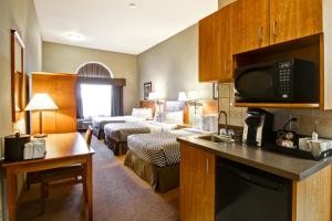 Voodi või voodid majutusasutuse Ramada by Wyndham Ponoka toas