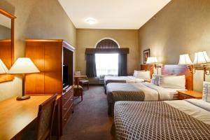 Voodi või voodid majutusasutuse Ramada by Wyndham Ponoka toas