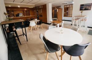 a restaurant with a white table and chairs at Rosabel in Benidorm