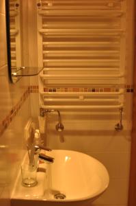 奈達的住宿－尼多斯布雷旅館，浴室设有白色水槽和镜子