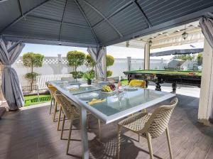 a table and chairs under an umbrella on a patio at כינור דוד המלך במנות in Manot