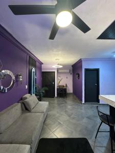 a living room with a couch and a ceiling fan at Departamento Mateos 503 in Ciudad Acuña
