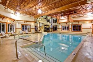 Bassein majutusasutuses Ramada by Wyndham Ponoka või selle lähedal
