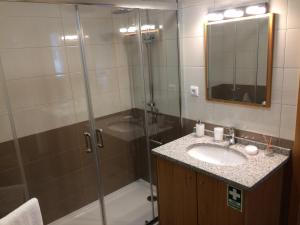 Kylpyhuone majoituspaikassa Apartamentos Sousa