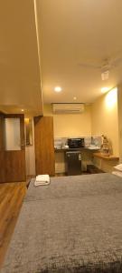 a room with a kitchen with a bed in it at Hotel Metro Palace Bandra in Mumbai