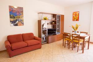 sala de estar con sofá y mesa en Case Vacanze Scimeca, en Caccamo