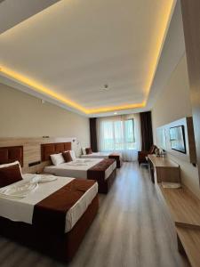 a hotel room with two beds and a table at Mitra Black Sea in Arhavi