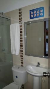 une salle de bains avec toilettes, lavabo et miroir dans l'établissement Zafara Hotel, à Santa Marta