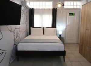 a small bedroom with a bed and a tv at BeCozy in Thérissos