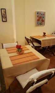 B&B da Cinzia في بونتيكانيانو: غرفة طعام بطاولتين و كرسيين