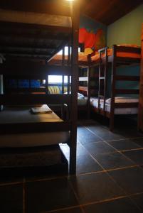 Rúm í herbergi á Samblumba Hostel Trindade