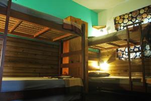 Rúm í herbergi á Samblumba Hostel Trindade