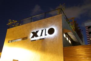 ein Xio-Schild an der Seite eines Gebäudes in der Unterkunft Xilo Design Hotel in João Pessoa