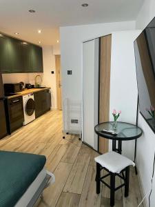 a small room with a table and a kitchen at Sikalafo in Płock