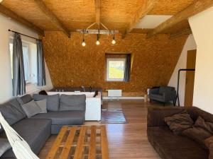ein Wohnzimmer mit Sofa und Tisch in der Unterkunft LUCE Chata in Nieledwia + 51 Fotos