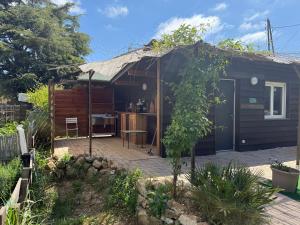 a small house with a patio and a kitchen at Villa-Myami Les Chalets in Sanary-sur-Mer