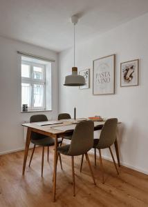 a dining room table and chairs in a room at FeelingHomeApartment in Dinkelsbühl