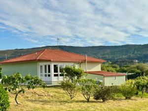 a small house with a red roof at Casa Frutales - Landhaus mit Garten nahe Strand und Finisterre in Fisterra