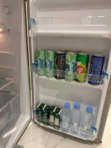 ein offener Kühlschrank gefüllt mit Wasser und Getränken in der Unterkunft Sar studio in Khobar