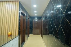 a corridor with wooden stalls in a bathroom with a hallway at Sri Sai Saara Inn in Bangalore +56 photos