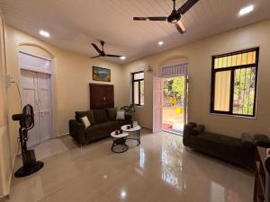 a living room with a couch and a table at Lilly Beach House in Kīhīm