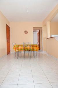 ein Esszimmer mit Tisch und Stühlen in der Unterkunft Casa Sergio in Le Moule